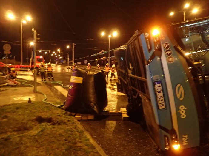 V Ostravě se srazil kamion s linkovým autobusem.