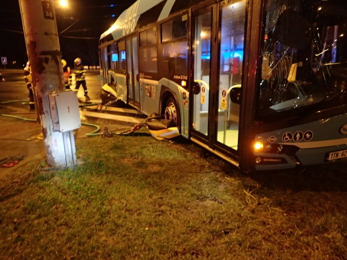 V Ostravě se srazil kamion s linkovým autobusem.