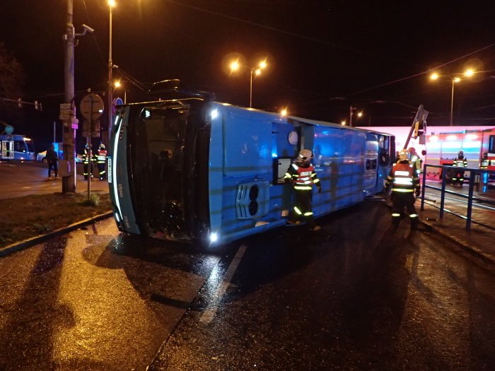 V Ostravě se srazil kamion s linkovým autobusem.