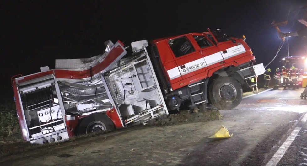 Tragická dopravní nehoda na Šumpersku, při které přišel o život jeden hasič. (24. 8. 2019)