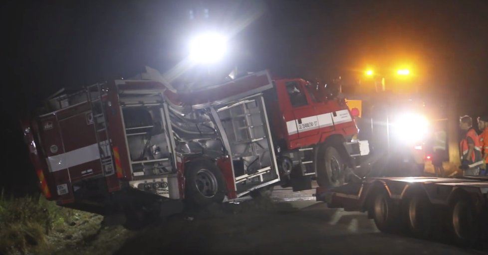 Tragická dopravní nehoda na Šumpersku, při které přišel o život jeden hasič. (24. 8. 2019)