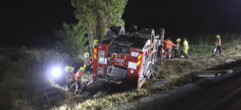 Tragická dopravní nehoda na Šumpersku, při které přišel o život jeden hasič. (24. 8. 2019)