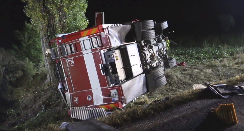 Tragická dopravní nehoda na Šumpersku, při které přišel o život jeden hasič. (24. 8. 2019)