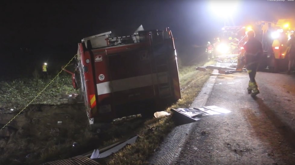 Tragická dopravní nehoda na Šumpersku, při které přišel o život jeden hasič. (24. 8. 2019)