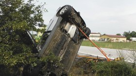 Automobil skončil po nehodě  ve velmi netypické poloze.