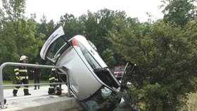 Automobil skončil po nehodě  ve velmi netypické poloze.