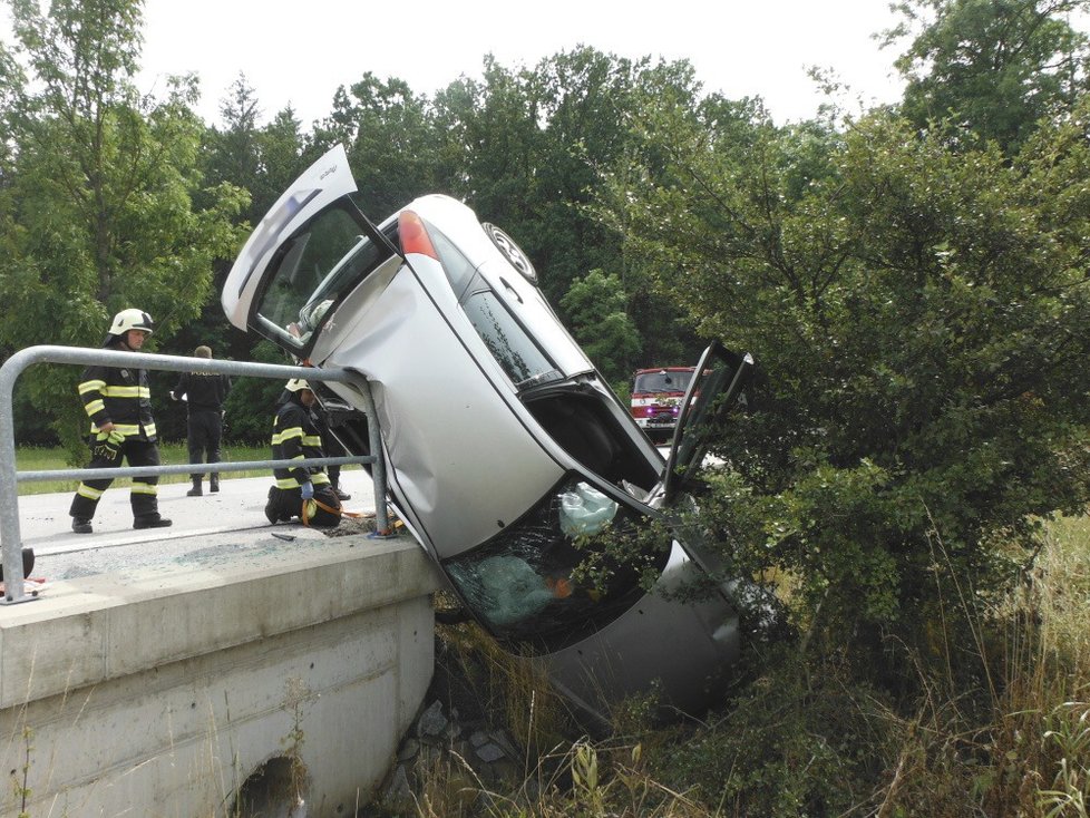 Automobil skončil po nehodě  ve velmi netypické poloze.