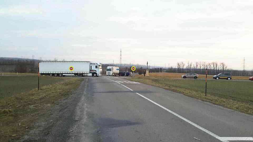 Řidič pod vlivem drog nedal přednost kamionu mezi Otnicemi a Újezdem u Brna. Na místě bylo pět zraněných.