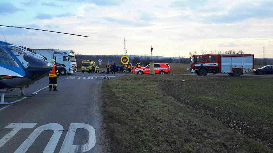 Řidič pod vlivem drog nedal přednost kamionu mezi Otnicemi a Újezdem u Brna. Na místě bylo pět zraněných.