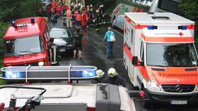 Hasiči museli autobus obkopat, aby se dostali dovnitř