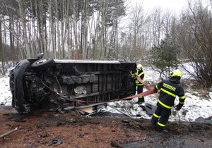 Dodávka s polským řidičem skončila u Paskova v příkopu. Hasiči museli dvakrát přeskládat obsah auta a vyprostit zraněného šoféra.