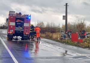U Jiříkovic na Brněnsku havarovala hasičská cisterna, čtyři lidé se zranili.