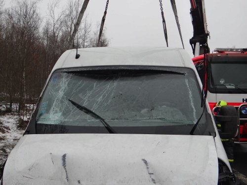 Dodávka s polským řidičem skončila u Paskova v příkopu. Hasiči museli dvakrát přeskládat obsah auta a vyprostit zraněného šoféra.