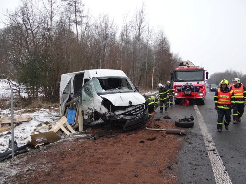 Dodávka s polským řidičem skončila u Paskova v příkopu. Hasiči museli dvakrát přeskládat obsah auta a vyprostit zraněného šoféra.