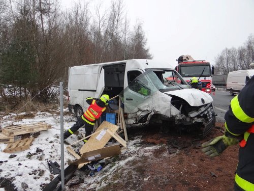 Dodávka s polským řidičem skončila u Paskova v příkopu. Hasiči museli dvakrát přeskládat obsah auta a vyprostit zraněného šoféra.