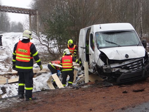 Dodávka s polským řidičem skončila u Paskova v příkopu. Hasiči museli dvakrát přeskládat obsah auta a vyprostit zraněného šoféra.