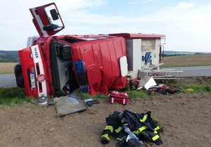 Při nehodě hasičské cisterny u Ivančic se ve čtvrtek zranili velitel vozu a řidič. Příčinu události šetří policie.