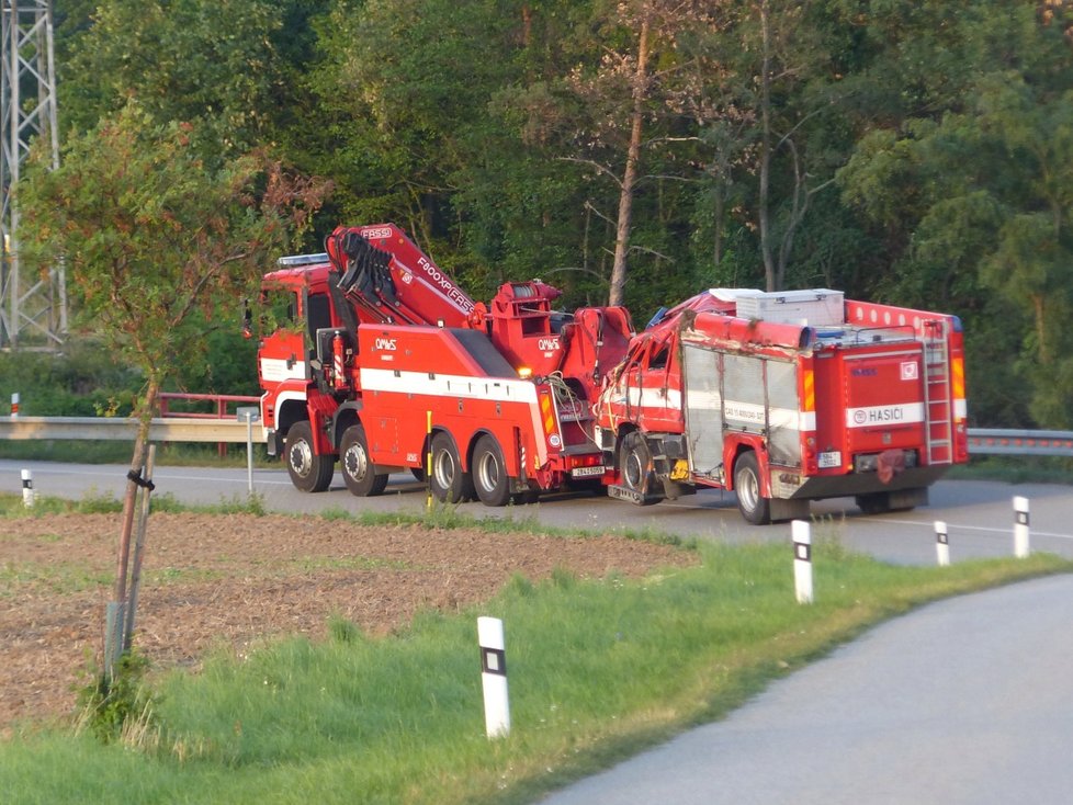 Při nehodě hasičské cisterny u Ivančic se ve čtvrtek zranili velitel vozu a řidič. Příčinu události šetří policie.