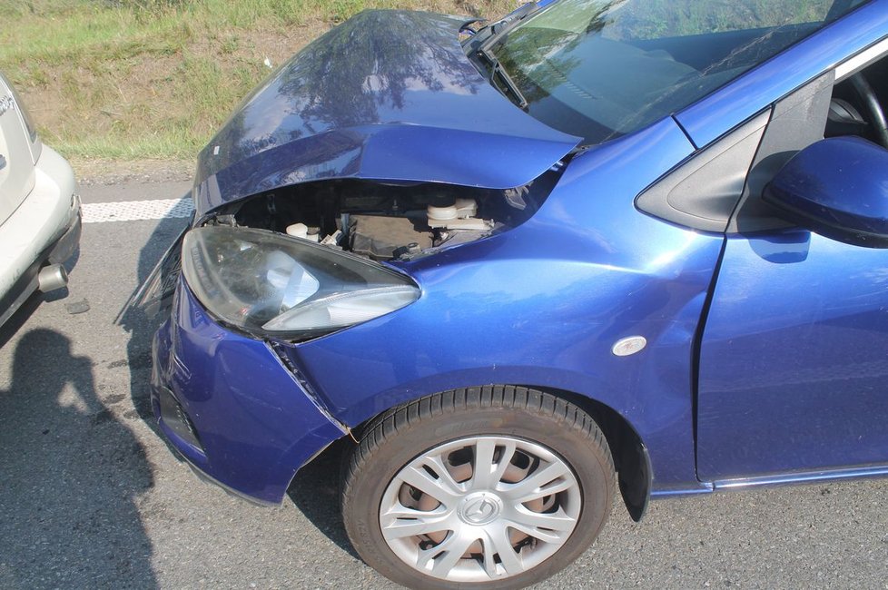 Řidička (48) modré mazdy zavinila nehodu u Hodonína, nadýchala 3,6 promile alkoholu.