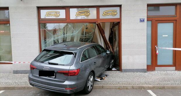 Kuriozní nehoda za Prahou: Řidič to v Dolních Břežanech »zabodl« do výlohy