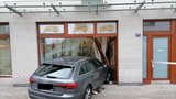 Kuriozní nehoda za Prahou: Řidič to v Dolních Břežanech »zabodl« do výlohy