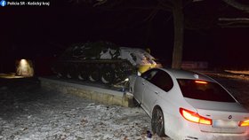 Mladá řidička (18) v BMW narazila do tanku! Dvě osoby se vážně zranily.