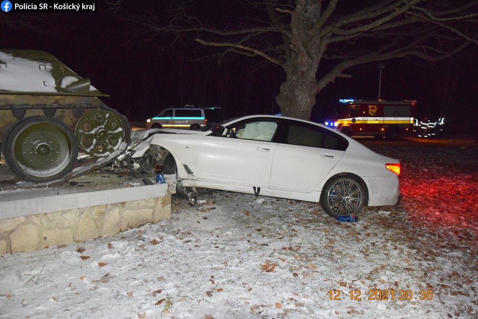 Mladá řidička (18) v BMW narazila do tanku! Dvě osoby se vážně zranily.
