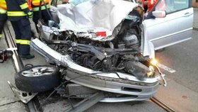 Nehoda dvou osobních aut s tramvají dnes v šest ráno zastavila provoz v brněnském Cejlu. Dva zranění muži museli do nemocnice.