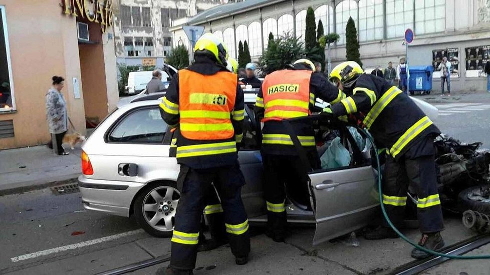 Nehoda dvou osobních aut s tramvají dnes v šest ráno zastavila provoz v brněnském Cejlu. Dva zranění muži museli do nemocnice.