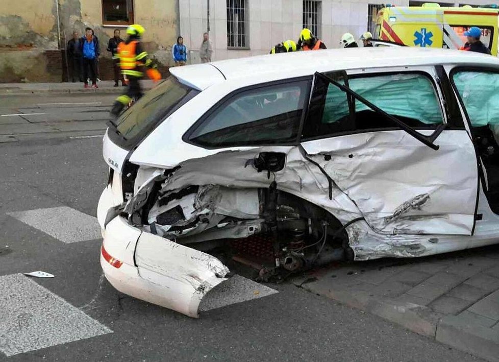 Nehoda dvou osobních aut s tramvají dnes v šest ráno zastavila provoz v brněnském Cejlu. Dva zranění muži museli do nemocnice.