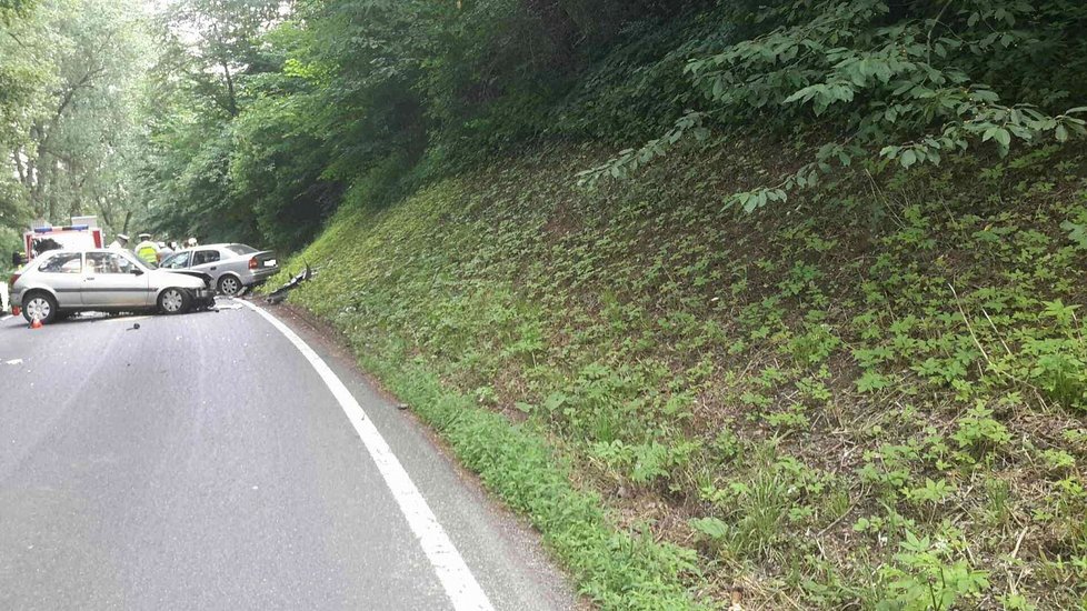 Tři zraněné lidi museli dnes odvézt zdravotníci do nemocnice po nehodě u Černé Hory, kde se srazila dvě osobní auta.