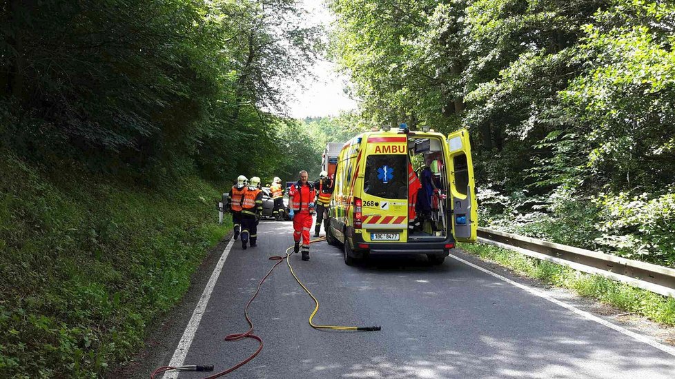 Tři zraněné lidi museli dnes odvézt zdravotníci do nemocnice po nehodě u Černé Hory, kde se srazila dvě osobní auta.