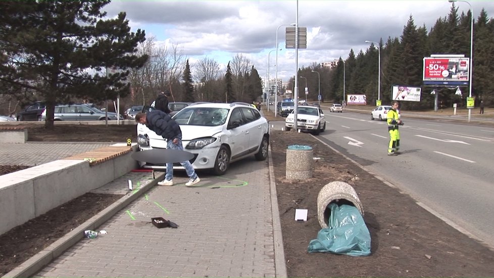 S těžkým poraněním hlavy skončil dnes dopoledne senior, který v Brně přecházel přes rušnou silnici mimo přechod pro chodce.