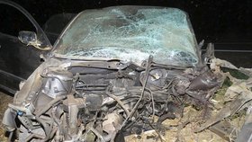 Ze záběrů je evidentní, že srážka dvou aut měla tragické následky. Části vozů zasypaly 100 metrů dlouhý úsek silnice.