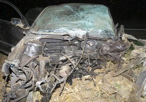 Ze záběrů je evidentní, že srážka dvou aut měla tragické následky. Části vozů zasypaly 100 metrů dlouhý úsek silnice.