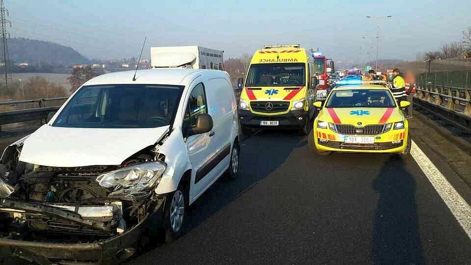 Pět osobních aut se srazilo v úterý ráno na 191. kilometru dálnice D1 u Brna ve směru na Ostravu.