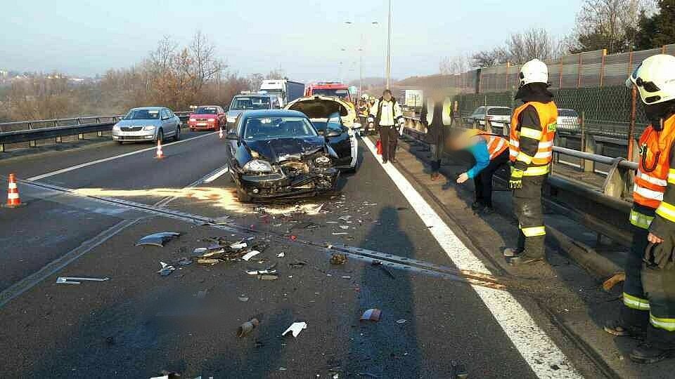 Pět osobních aut se srazilo v úterý 19.2. ráno na 191. kilometru dálnice D1 u Brna ve směru na Ostravu.