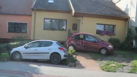 Řidič (22) pod vlivem marihuany nezvládl průjezd zatáčkou v Čejkovicích na Hodonínsku. S autem zůstal zaklíněn ve vjezdu do rodinného domu.