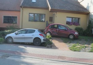 Řidič (22) pod vlivem marihuany nezvládl průjezd zatáčkou v Čejkovicích na Hodonínsku. S autem zůstal zaklíněn ve vjezdu do rodinného domu.