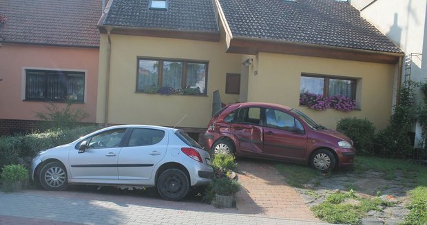 Narkoman jel jak tank! Naboural předzahrádku, auto a zablokoval výjezd z garáže