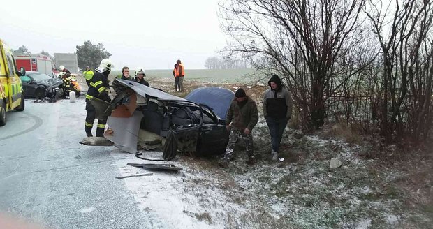 Řidič BMW ve středu podcenil povětrnostní podmínky, dostal smyk, přejel do protisměru a čelně se střetl s Volkswagenem.