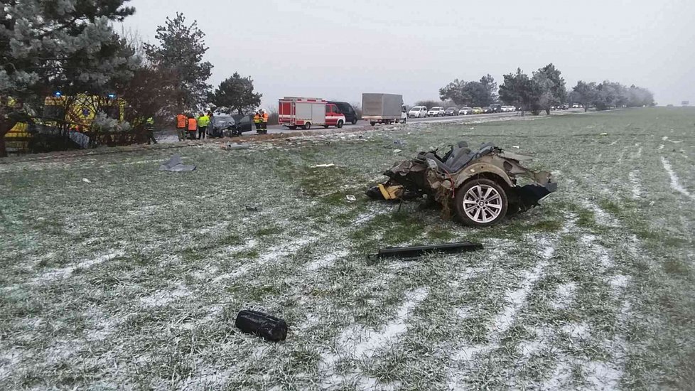 Řidič BMW ve středu podcenil povětrnostní podmínky, dostal smyk, přejel do protisměru a čelně se střetl s volkswagenem.