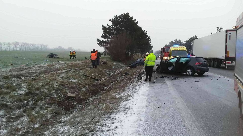 České silnice jsou pokryté sněhem, platí výstraha pro řidiče, sledujte radar Blesku.