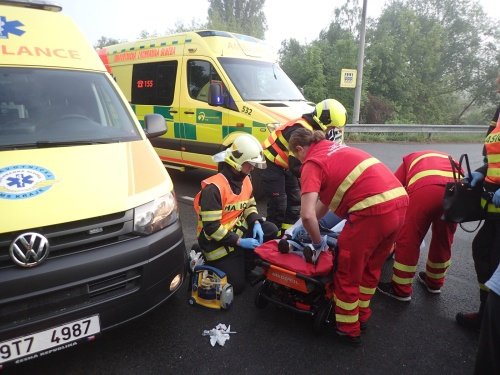 Hasiči vyprošťovali mladou řidičku z vozu po havárii škodovek ve Studénce.