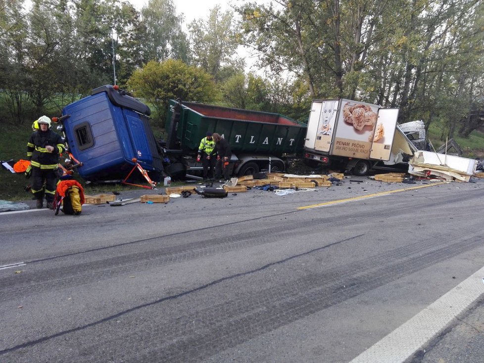 Tragicky skončil ve čtvrtek 4. října po šesté hodině ráno střet osobního auta a kamionu.