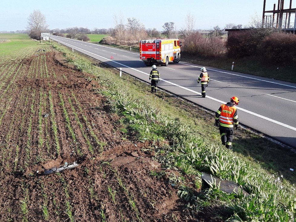 Řidič osobního auta se převrátil na střechu u Hrušek na Břeclavsku.