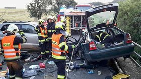 V sobotu ráno se srazila dvě osobní auta u Jinačovic na Brněnsku. Srážka byla tragická, jeden muž zemřel, další čtyři lidé byli zraněni.