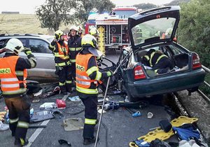 V sobotu ráno se srazila dvě osobní auta u Jinačovic na Brněnsku. Srážka byla tragická, jeden muž zemřel, další čtyři lidé byli zraněni.