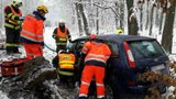 Cisterna smetla ze silnice fordku s rodinou: Rodiče bojují o život, dvě děti mají lehká zranění