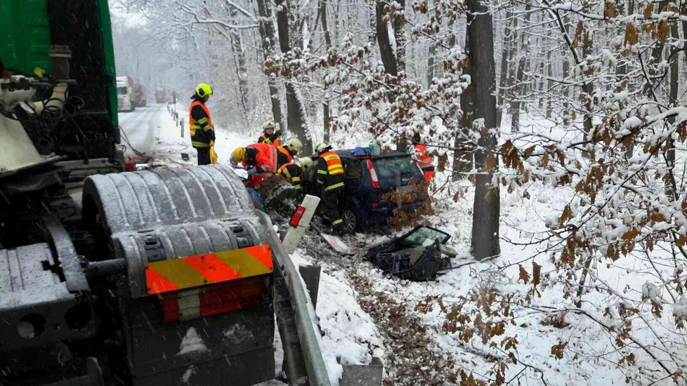 Řidič kamionu (29) nepřizpůsobil rychlost na silnici I/40 mezi Břeclaví a Valticemi. V lese smetl z cesty osobní auto.